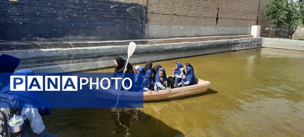 بازدید دانش‌آموزان مدرسه شهید خاقانی از گلخانه پیشه‌وران شیروان