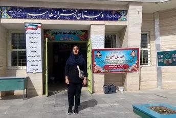 جشن شکوفه‌ها در دبستان دخترانه هاجر علی آباد