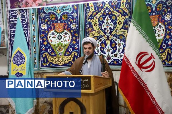 نهج‌البلاغه‌خوانی نماز‌گزاران کمالشهر پیش از خطبه‌های نماز 