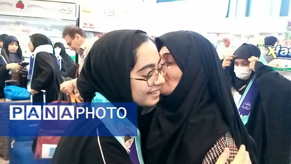 بدرقه دختران دانش آموز از ایستگاه پروازی مشهد به سوی سرزمین وحی