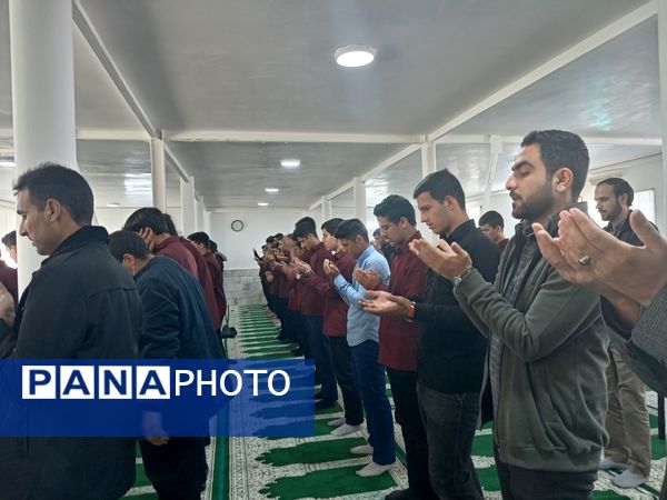 اقامه نماز جماعت به امامت امام جمعه کاشمر در دبیرستان نمونه آیت الله خامنه‌ای 