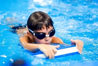 افتتاح طرح مهارت‌آموزی شنا ویژه دانش‌آموزان دوره دوم ابتدایی بم