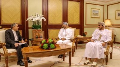 رایزنی تخت‌روانچی با وزیر خارجه عمان درباره مسائل دوجانبه و منطقه‌ای