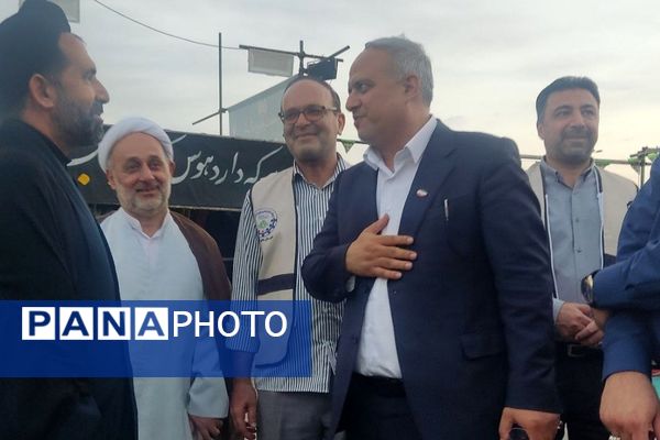 خدمت‌رسانی دانش‌آموزان در موکب «عشاق‌الحسین(ع)» سازمان دانش آموزی شهرستانهای تهران