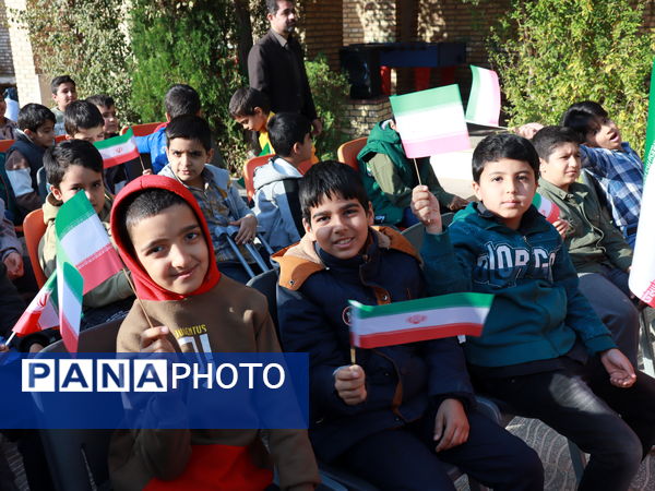 طنین زنگ استکبارستیزی در آموزشگاه سید حسن میرمحمدی میبد 