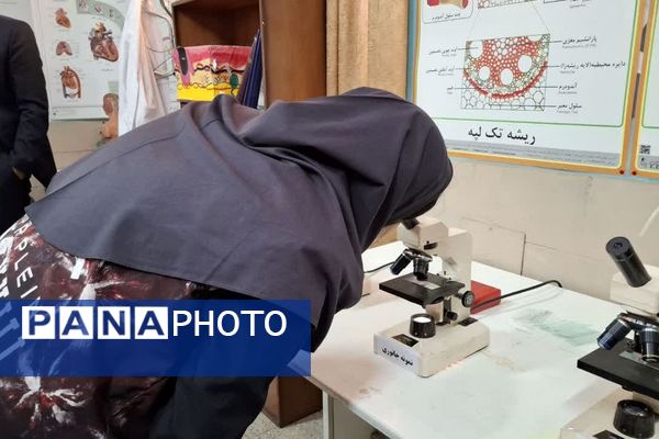 دانش‌آموزان دبیرستان ساره در پژوهشسرای فرهنگ مهارت‌های علمی را تجربه کردند