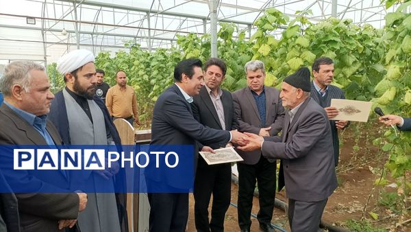 بازدید از گلخانه نمونه خسروشاه در هفته بسیج