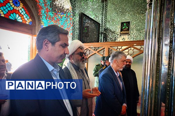 وزیر فرهنگ و ارشاد اسلامی غبار از مزار شهدای امامزاده سید حمزه کاشمر برداشت