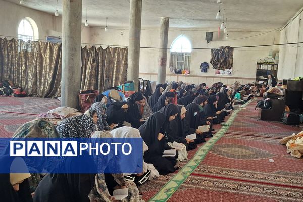 اعتکاف دانش‌آموزان دختر نوجوان در مسجد علی‌بن‌ابی‌طالب(ع) روستای ملاانبار