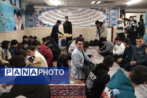 در اغنای دل‌ها هنرستان موفقیان اسلامشهر میزبان آیین فاطمیه و سفره احسان بانوی نور بود