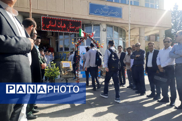 نواختن زنگ مهر در مدرسه هیات امنایی رازی ناحیه ۴ شیراز 