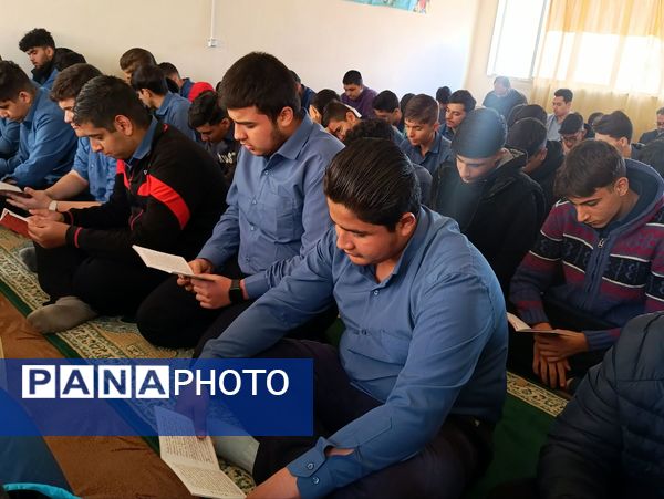 زمزمه‌های عاشورایی دانش‌آموزان در نمازخانه هنرستان شیخ‌الرئیس