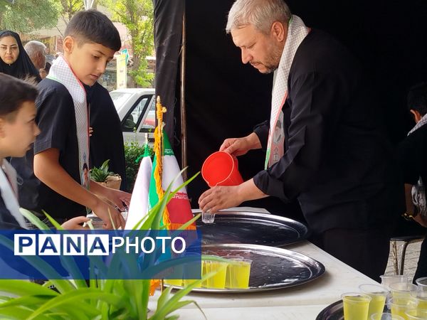 برپایی موکب دانش‌آموزی در روز اربعین حسینی در فاروج