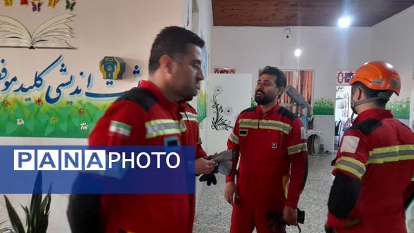 مانور سراسری زلزله در دبستان یکتا شهرستان قائمشهر