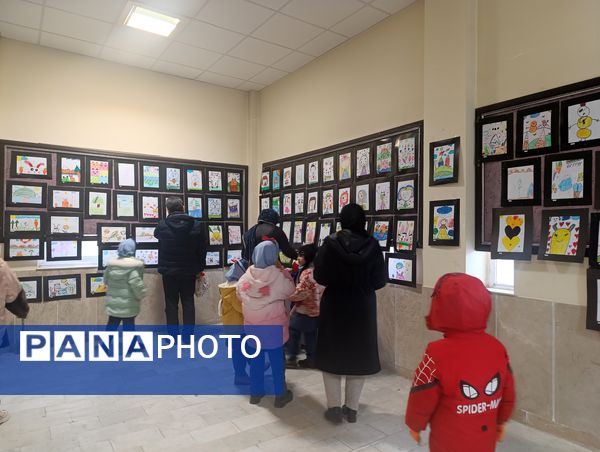 نمایشگاه نقاشی دانش آموزان مدرسه مهر و ماه آشخانه 