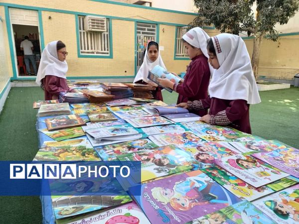 نمایشگاه کتاب در دبستان مریم بندرعباس