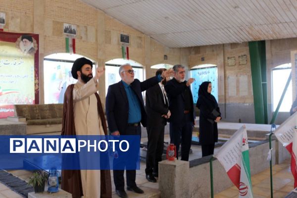 مدرسه باقرالعلوم (ع) فیروزکوه میزبان مراسم پرشور گلباران مزار شهدا با حضور مسئولان شد