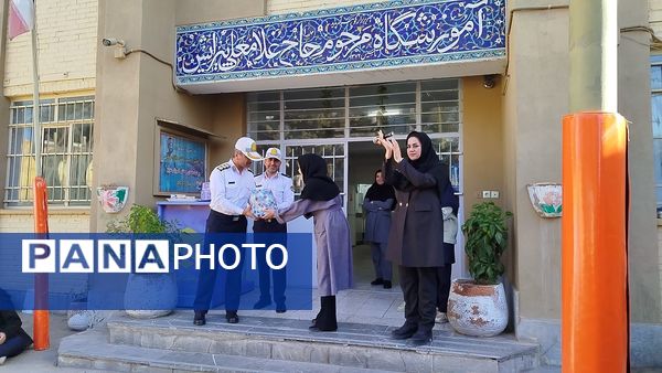 گرامیداشت هفته نیروی انتظامی در دبیرستان دخترانه پیرایش یک