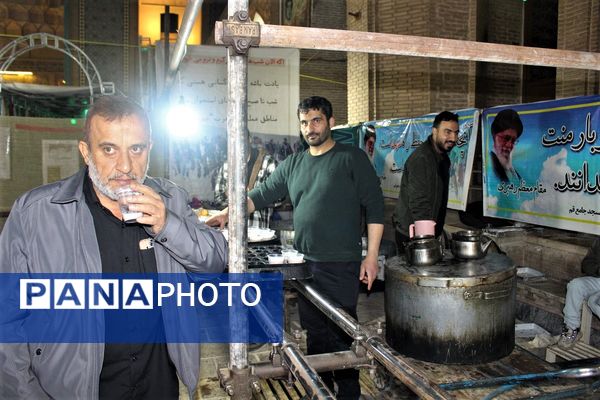 استقبال نوجوانان از غرفه‌های یادواره شهدای مسجد جامع قم