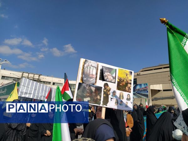  راهپیمایی  روز دانش آموز در مشهد با قلب هایی از جنس عزای حضرت فاطمه (س)