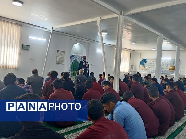 اقامه نماز جماعت به امامت امام جمعه کاشمر در دبیرستان نمونه آیت الله خامنه‌ای 