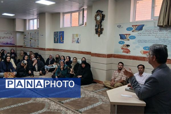 جلسه انجمن اولیاء و مربیان در دبیرستان بشارت بهارستان دو