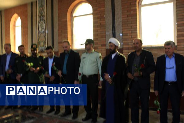 آیین غبارروبی و عطرافشانی گلزار شهدا در گچساران 