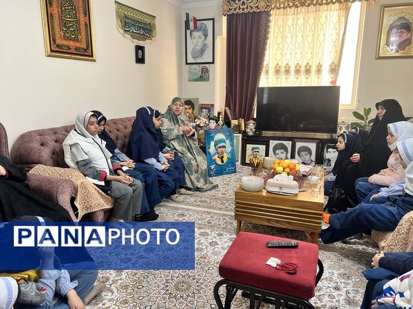 دیدار دانش‌آموزان دبستان المهدی ناحیه 2 کرج با خانواده دانش‌آموز شهید رضا پناهی