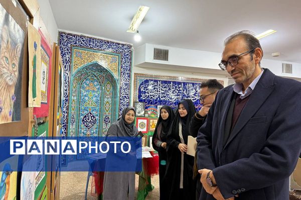آیین افتتاحیه نمایشگاه هنری «ماها» در هنرستان شهید تاجیک بهارستان‌دو