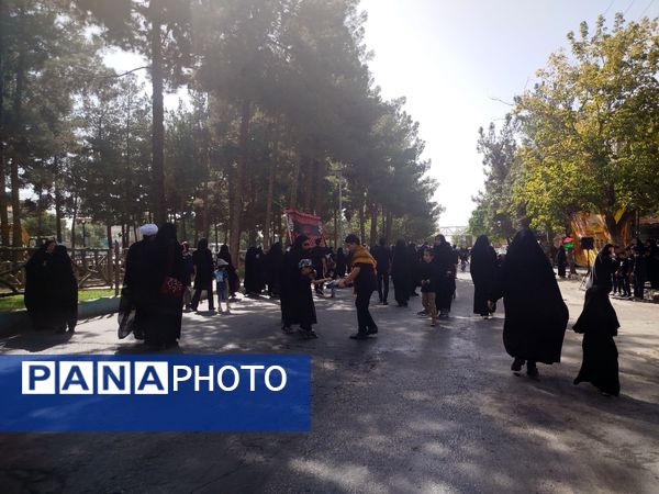 حضور مردم نیشابور در راهپیمایی جاماندگان اربعین حسینی