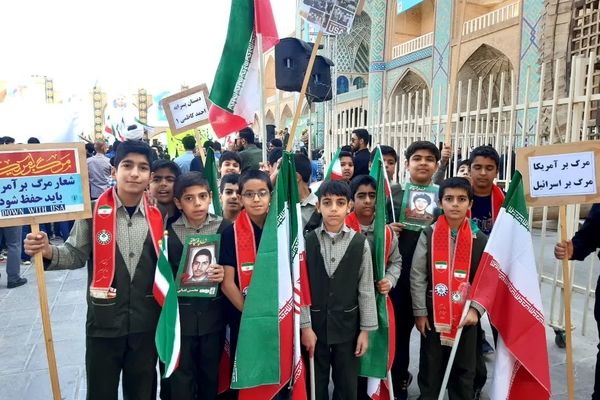 حضور دانش‌آموزان دبستان پسرانه احمد کاظمی ۱ در راهپیمایی ۱۳ آبان