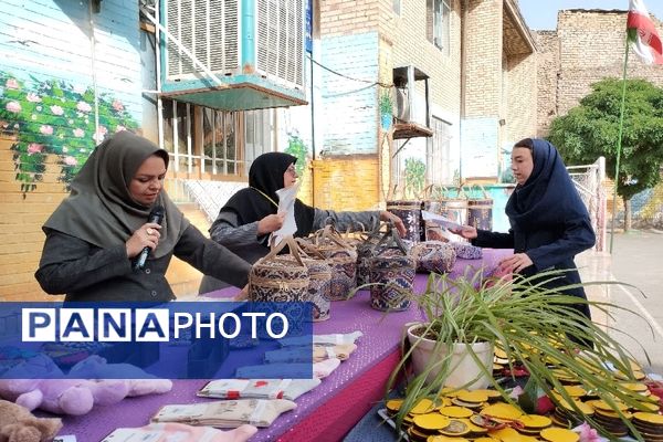 مراسم روز دختر و تقدیر از دانش‌آموزان نمونه و رتبه برتر