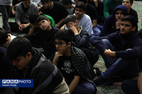 اعتکاف دانش‌آموزی در حسینه ارشاد