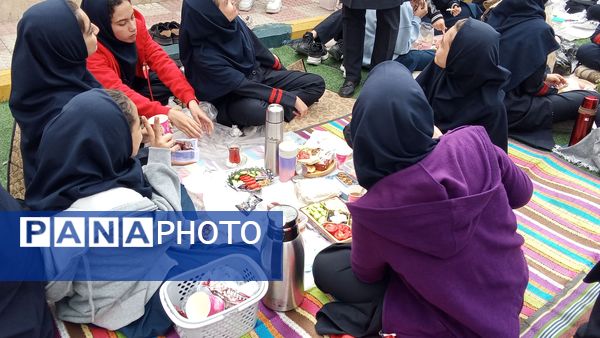 دختران شاد با صبحانه سالم در دبیرستان هیات امنایی فرزانگان ملارد