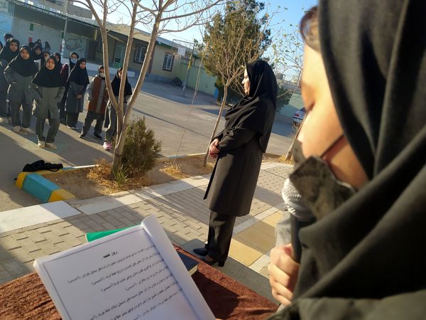 مراسم صبحگاه در دبیرستان دخترانه امید 