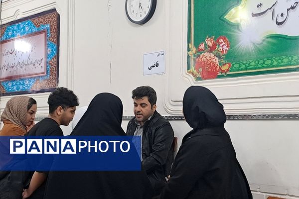  دیدار والدین با معلمان در دبیرستان ابوذر غفاری نیشابور