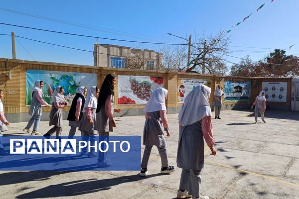 بازی‌های بومی محلی در دبستان دخترانه شاهد نرگس جاجرم