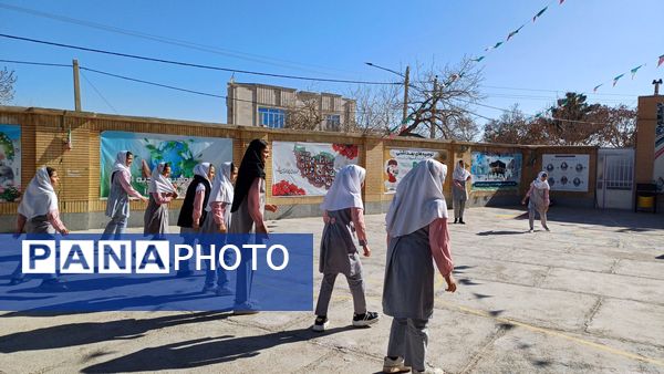 بازی‌های بومی محلی در دبستان دخترانه شاهد نرگس جاجرم