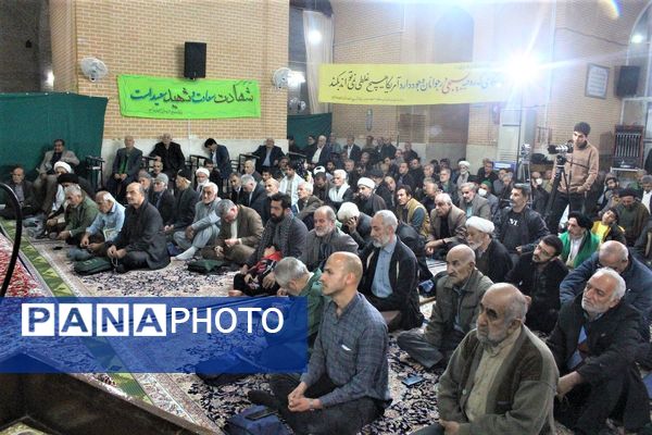 استقبال نوجوانان از غرفه‌های یادواره شهدای مسجد جامع قم