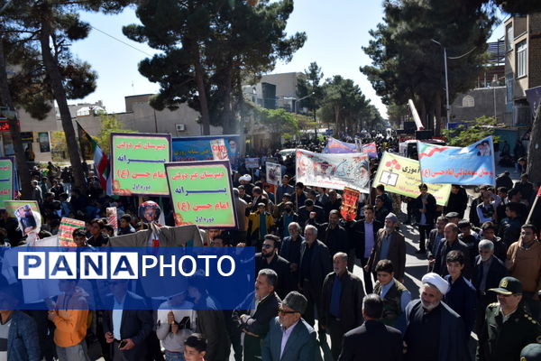 حماسه حضور نوجوانان تربت‌حیدریه در روز دانش‌آموز