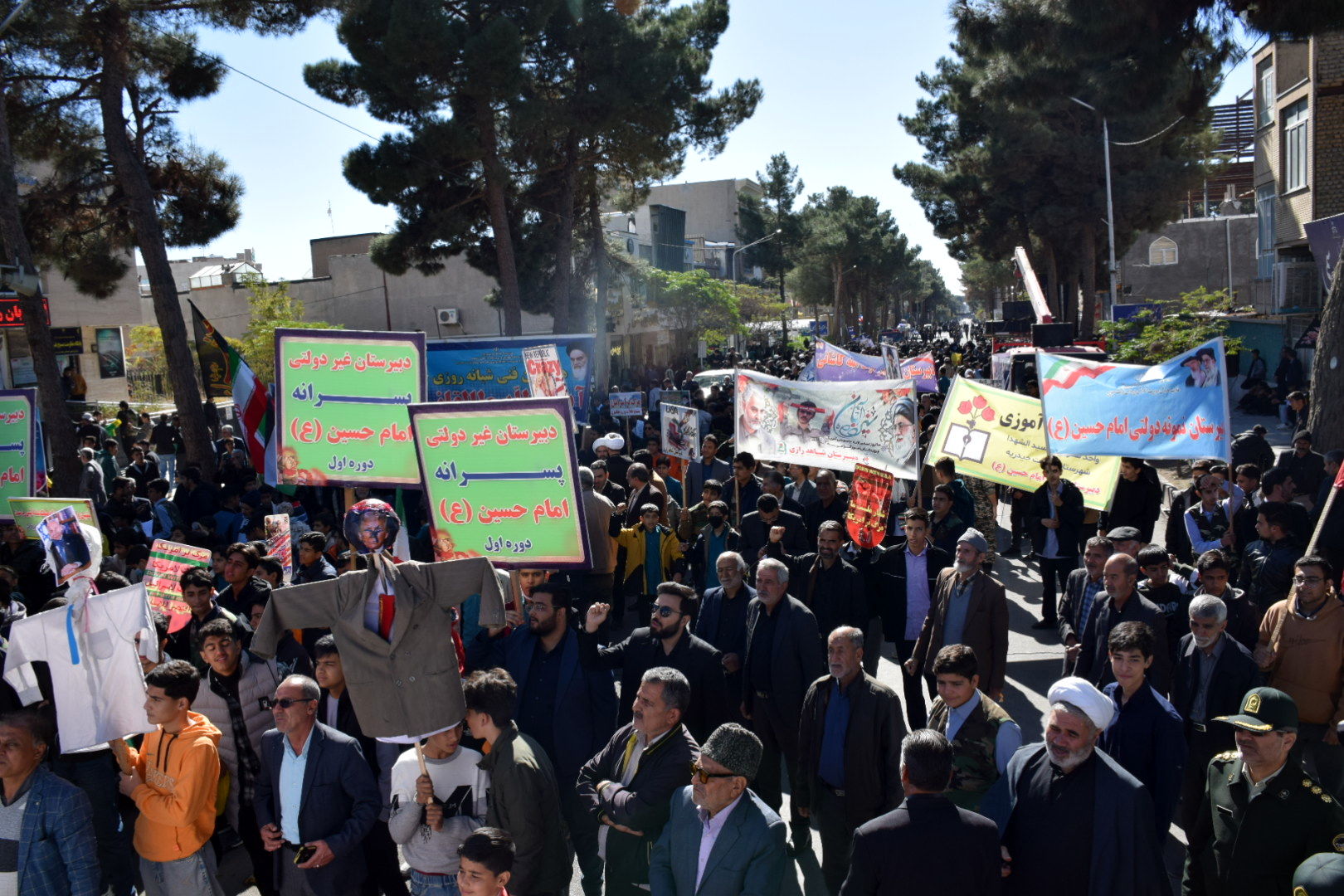 حماسه حضور نوجوانان تربت‌حیدریه در روز دانش‌آموز