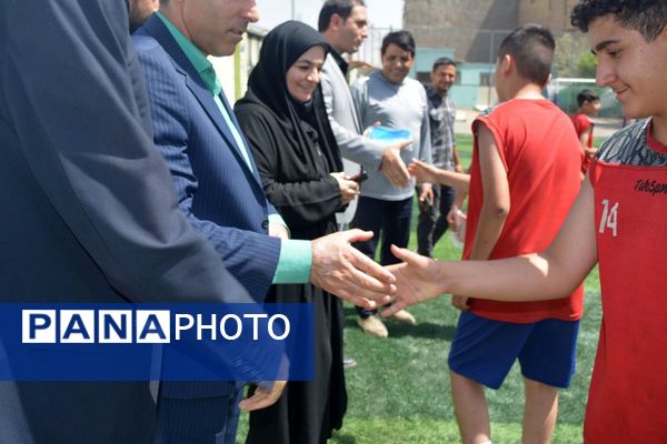 برگزاری آیین افتتاحیه زمین چمن مصنوعی هنرستان صنعت پژوهشان و مدرسه سردار سلیمانی بهارستان ۲