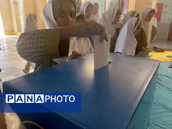 برگزاری انتخابات شورای دانش‌آموزی در مدرسه حضرت معصومه(س) حاجی‌آباد