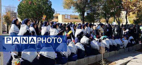 مشت هایی از نماد استواری و شجاعت 