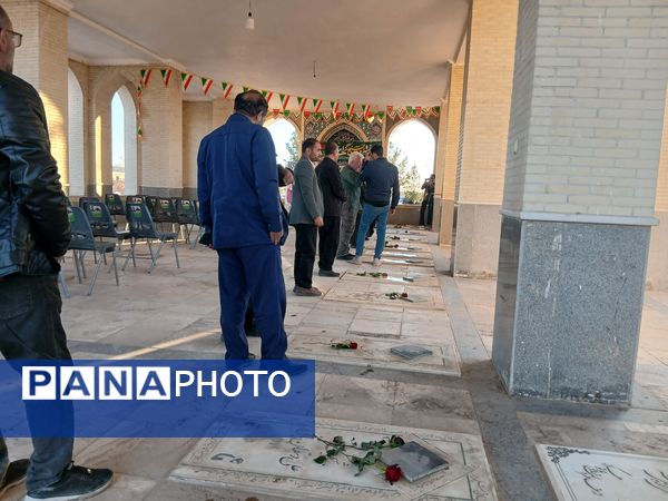 غبارروبی از قبور مطهر شهدا در شهر بخ