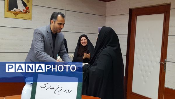 مراسم تجلیل از زحمات بانوان اداره آموزش و پرورش ملارد به مناسبت روز مادر 