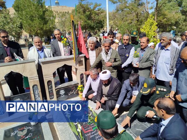 غبارروبی مزار شهدا به‌مناسبت هفته دفاع مقدس در نورآباد 