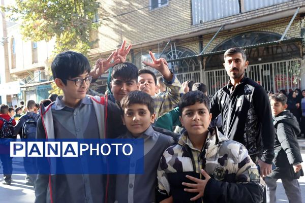 فریاد مرگ بر آمریکا در کوهدشت ؛ حماسه حضور دانش آموزان در سیزده آبان