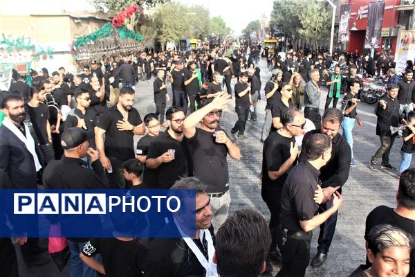 حضور پرشور کودکان قمی در دسته‌های عزاداری روز تاسوعا 