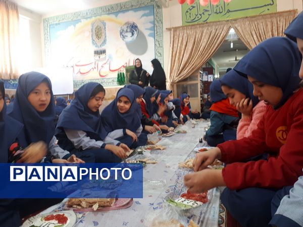 صبحانه سالم با طعم انقلاب در دبستان شاهد کوثر ناحیه 5 مشهد